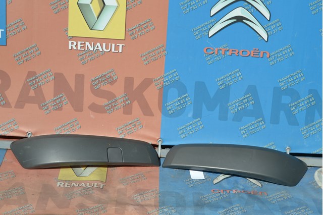 Накладка бампера переднього 7701477304 Renault (RVI)