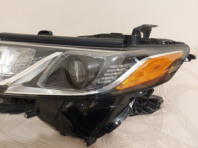 Фара правая Toyota 8111006G10 ціна, від 247.63 USD