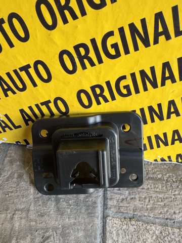 KB8A50151 Mazda Кронштейн решітки радіатора