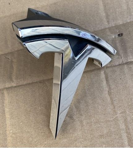 104788400D Tesla Емблема решітки радіатора