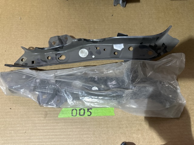 Рамка радіатора верхня FPS FP8158212 ціна, від 11.65 USD