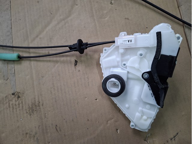 KBB359310A Mazda Замок водійських дверей