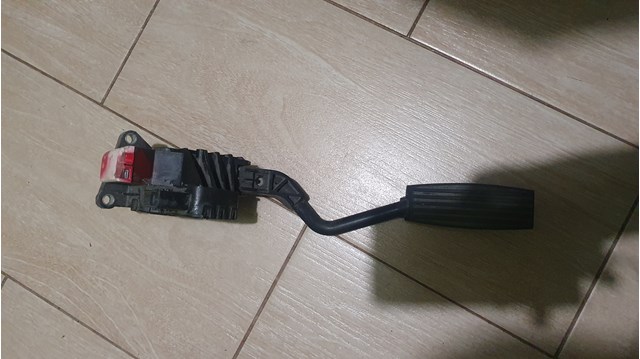 Педаль газу 13305805 Opel