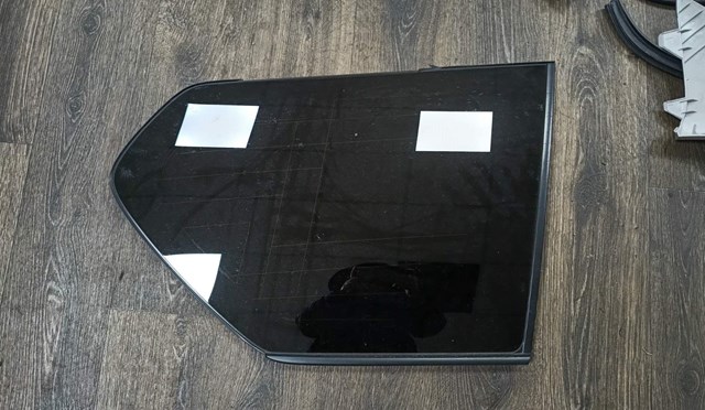 6271060C60 Toyota Стукло багажника, праве
