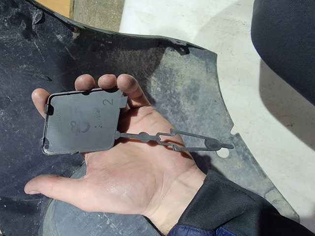 Заглушка бампера буксирувального гака, передня Autotechteile 5051236 ціна, від 21.14 USD
