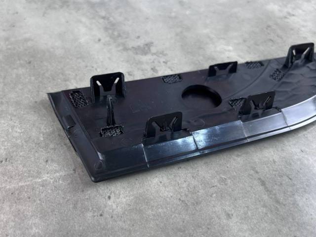 Молдинг переднього лівого крила Land Rover LR058538