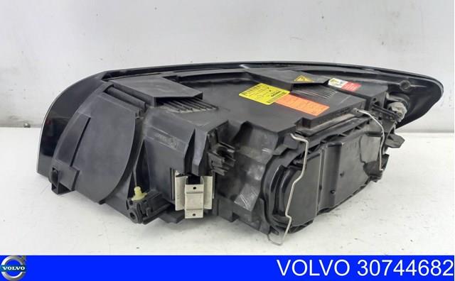 Фара передня права Volvo 30678210 ціна, від 190.03 USD