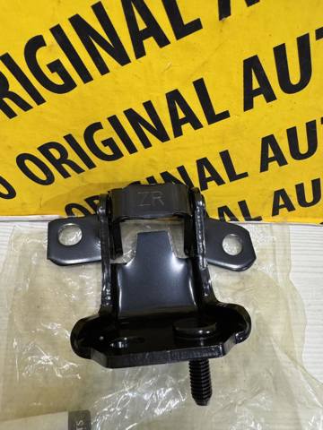 Петля заднтої двері, правої KB7W72210 Mazda