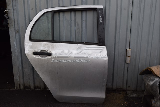 Двері задні, праві на Toyota Yaris  SP90