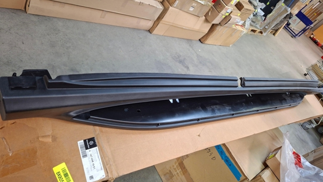 Накладка зовнішня (молдинг) порога, правий Mercedes A1676981601 ціна, від 180.76 USD
