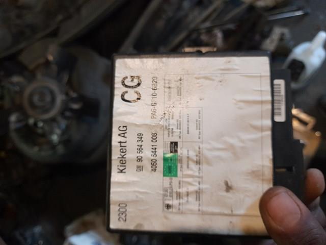 Блок керування центральним замком 90564349 General Motors