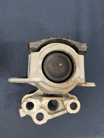 Опора двигуна задня Land Rover LR114070