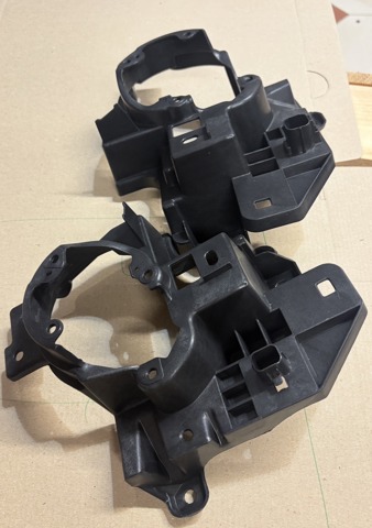 Кріплення протитуманки правої Mazda KB8B51684