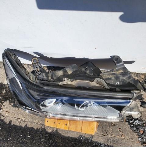 Купити 8110560P40 Toyota Права блок фара