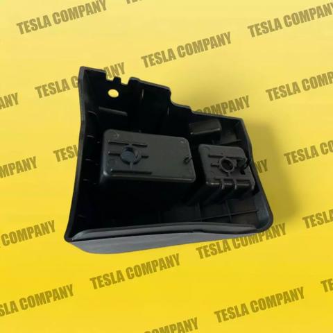 150696800A Tesla Супорт/кронштейн кріплення заднього ліхтаря, лівий