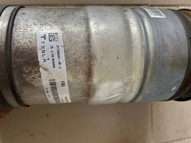 600635100C Tesla Стійка передня