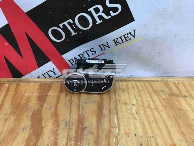 Блок кнопкових перемикачів кермового колеса LR087484 Land Rover
