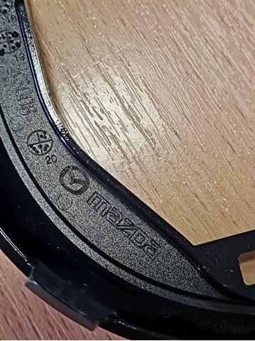 BCKB50721A Mazda Кронштейн емблеми решітки радіатора