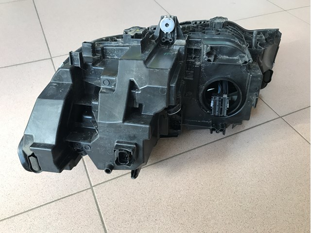 Фара передня права BMW 63118496150