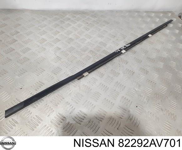 82820AV700 Nissan молдинг опускного скла нижній, двері задньої, правої