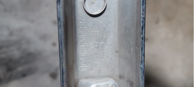 Молдинг решітки переднього бампера, правий Mitsubishi 6407A154