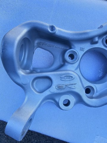 Купити LR138444 Land Rover Цапфа передні праві