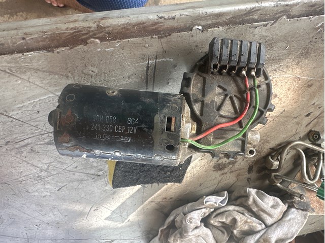 Мотор стеклоочищувача Bosch 0390241330 ціна, від 4.98 USD