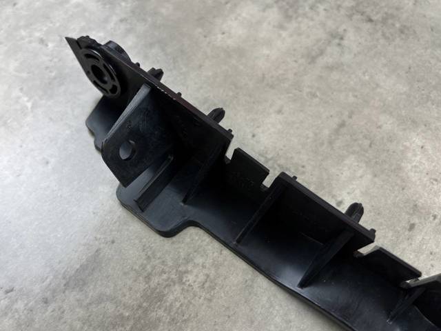 LR055883 Land Rover Кронштейн бампера переднього, правий
