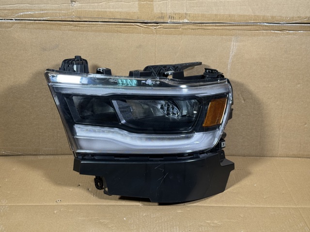Фара правая Signeda ZDG111330R ціна, від 345.12 USD