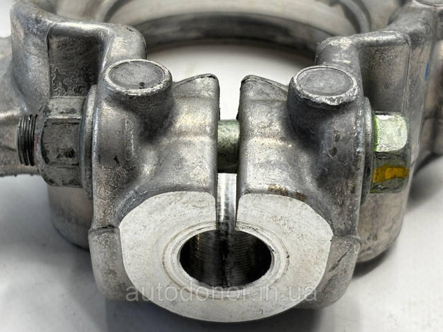 400145MR0B Nissan/Infiniti Цапфа поворотна права