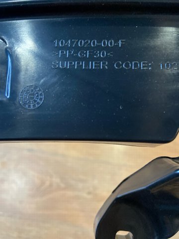 Купити 104702000F Tesla Кронштейн решітки радіатора