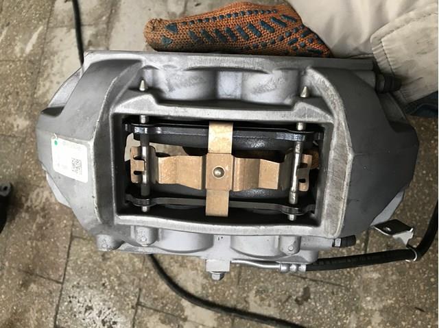 Супорт гальмівний передній лівий 104462100D Tesla