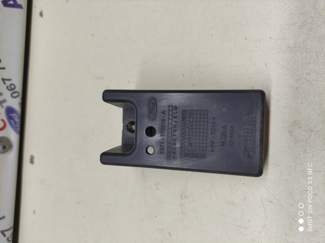 Кронштейн бампера заднього, центральний HMP7S7117B918AD Hmpx