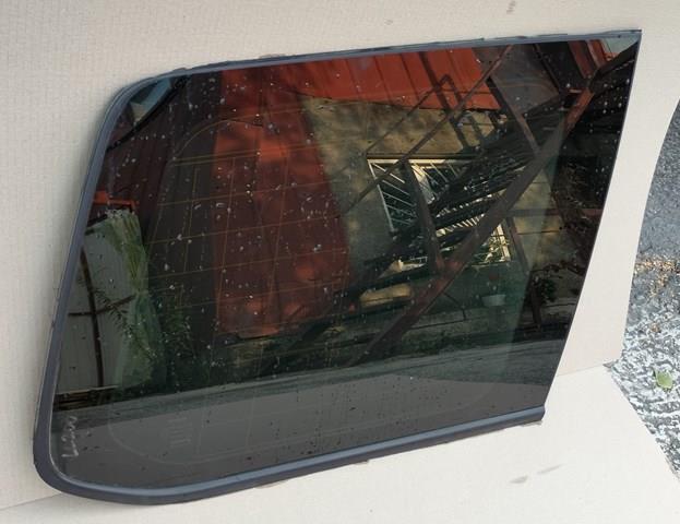 6271060B10 Toyota Стукло багажника, праве