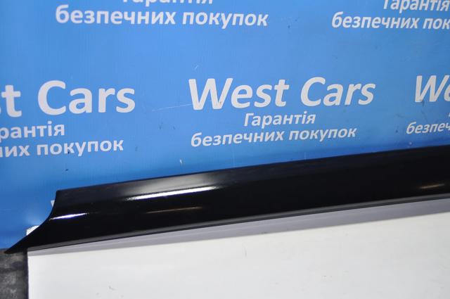 Накладка передніх дверей, правої, вертикальної Land Rover LR077217