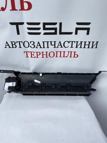 108332500G Tesla Motors Решітка повітропровода права