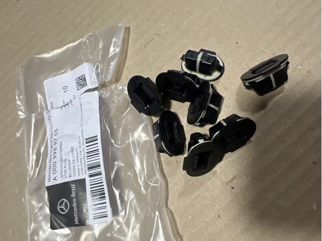 A0009989705 Mercedes Заглушка обмежувача двері