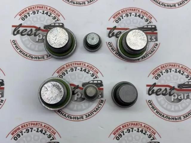 Заглушка днища кузова LR049876 Land Rover