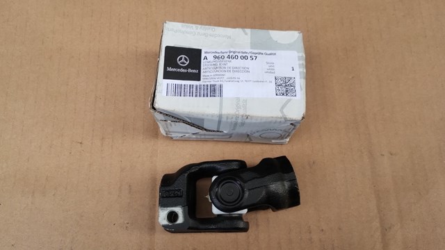 Хрестовина рульового механізму A9604600057 Mercedes