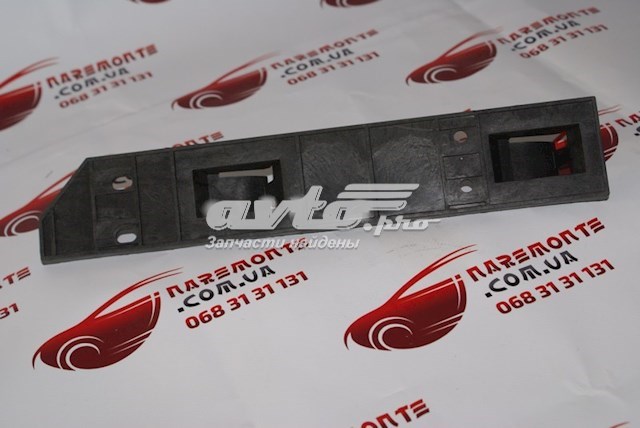 Кронштейн бампера переднього, зовнішній правий FPS FP2900932