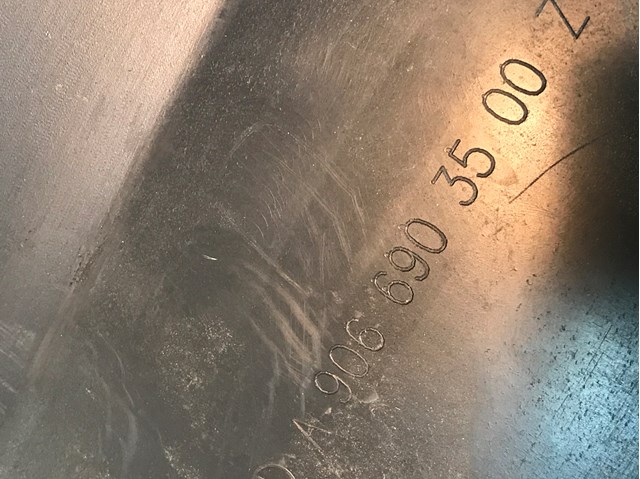 Накладка заднього правого крила A9066903500 Mercedes