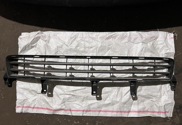 Решітка переднього бампера, центральна Toyota 5310260010 ціна, від 28.01 USD