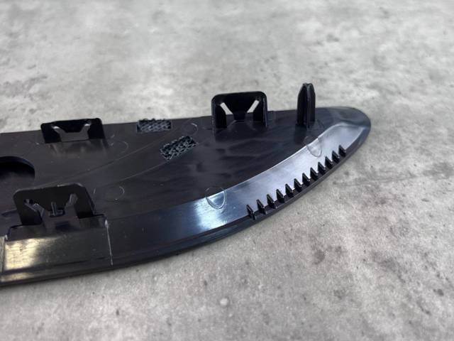 Молдинг переднього лівого крила LR058538 Land Rover