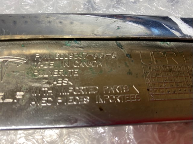 Накладка бампера переднього, права 600938700C Tesla