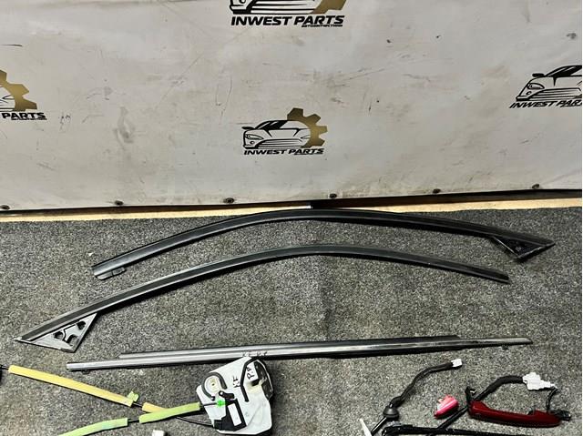 Купити KB7W50640C Mazda Ущільнювач скла передніх дверей правої, зовнішній (планка)