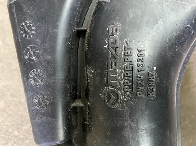 Патрубок повітряний, вхід повітряного фільтра PY2V13200B Mazda