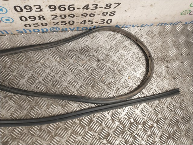 Купити 63512SA000 Subaru Ущільнювач двері задньої правої (на двері)