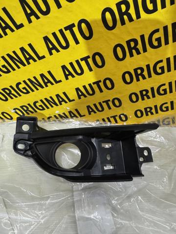 Кронштейн бампера переднього, правий KB8B50C12B Mazda