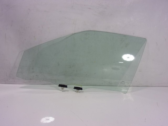 681020D011 Toyota Скло передніх дверей, лівою
