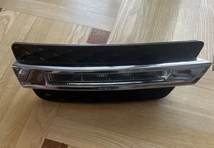 Заглушка/ решітка протитуманних фар бампера переднього, права A1668844422 Mercedes